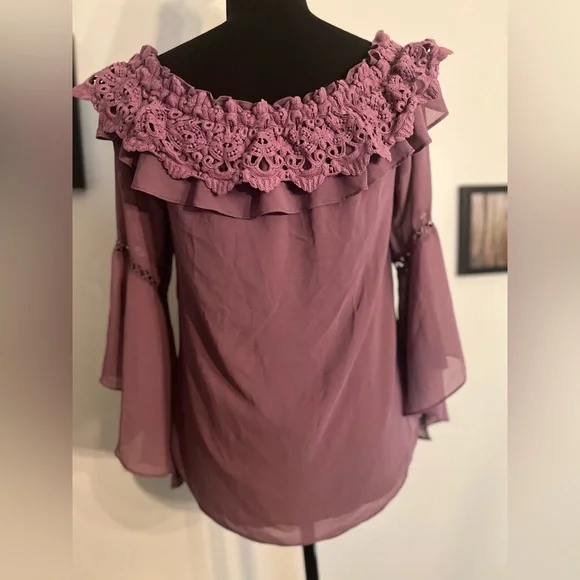 3/$15 WHBM Elegant Off The Shoulder Lace Blouse Size Small Orig Price $89 - Picture 4 of 7